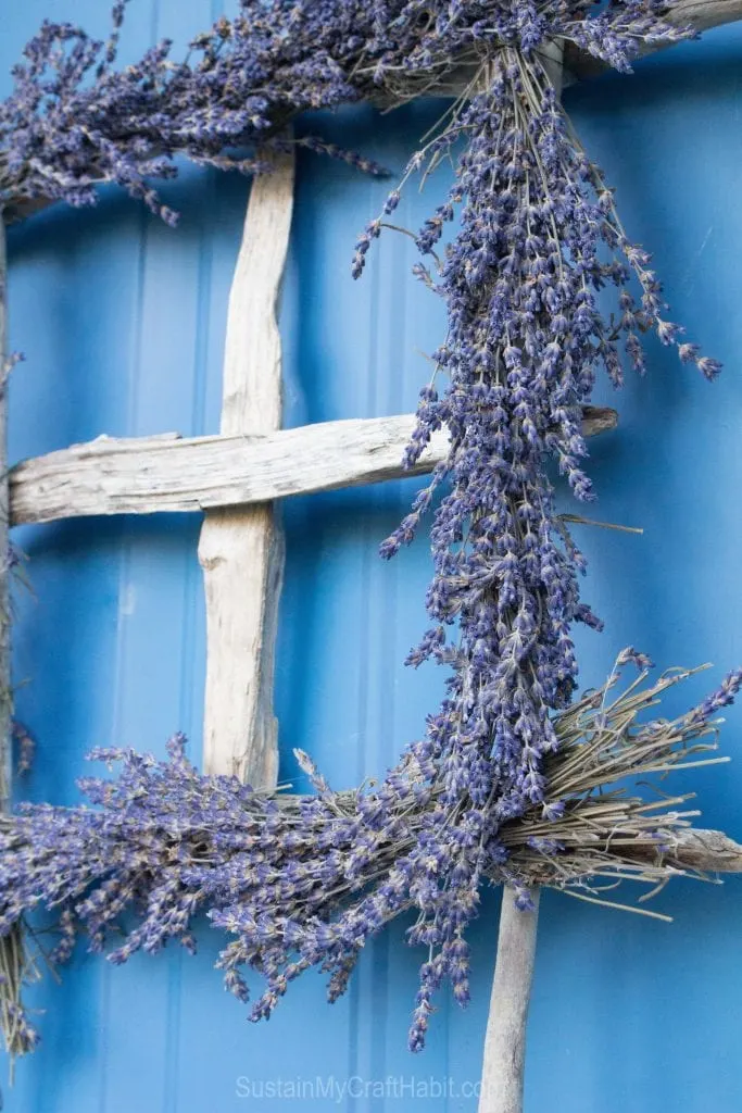 A square lavender wreath with driftwood plus over a dozen DIY project ideas using beach wood.