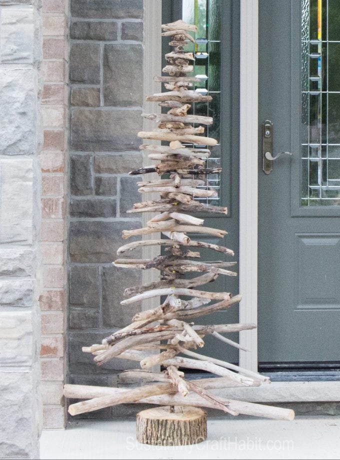 Driftwood Christmas tree plus other crafts to make with beach wood!