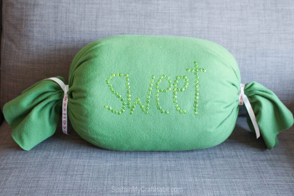 https://sustainmycrafthabit.com/wp-content/uploads/2015/11/DIY-No-Sew-Sweet-Candy-Throw-Pillow-great-handmade-gift-idea-SustainMyCraftHabit-2051-2-1024x683.jpg