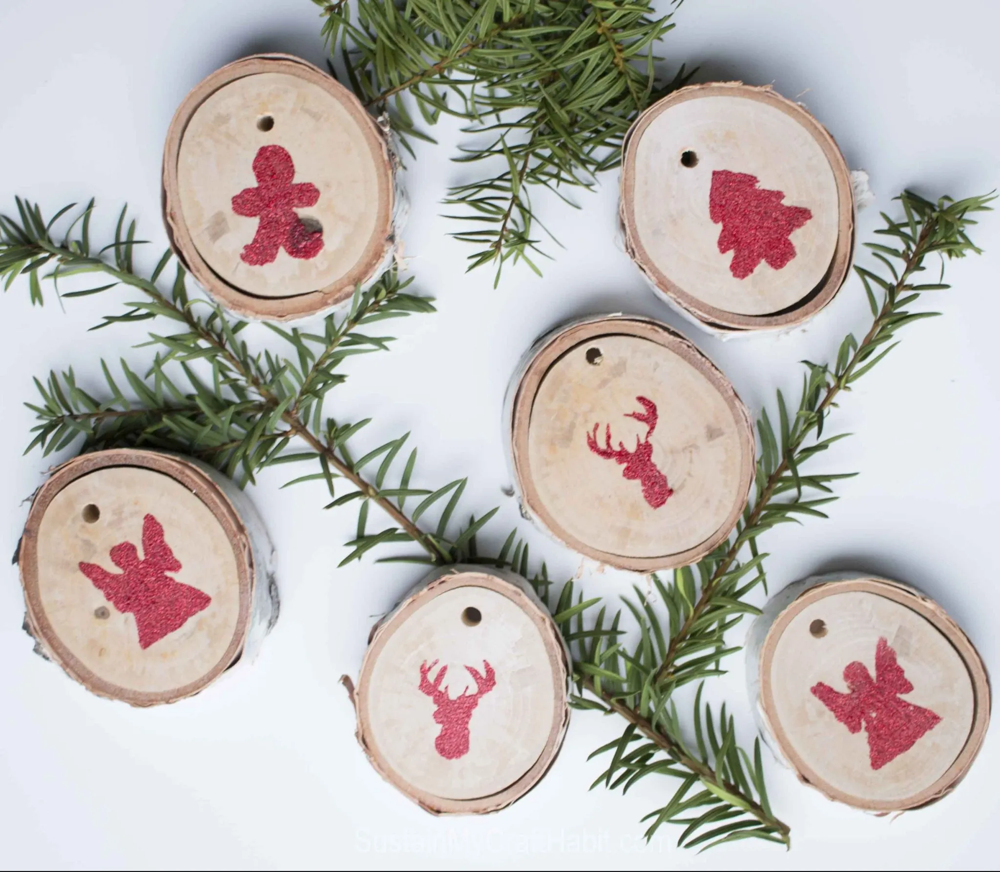 Create beautiful and rustic wood slice ornaments with a bit of red glitter. Great to decorate your home, Christmas tree or gift bags!