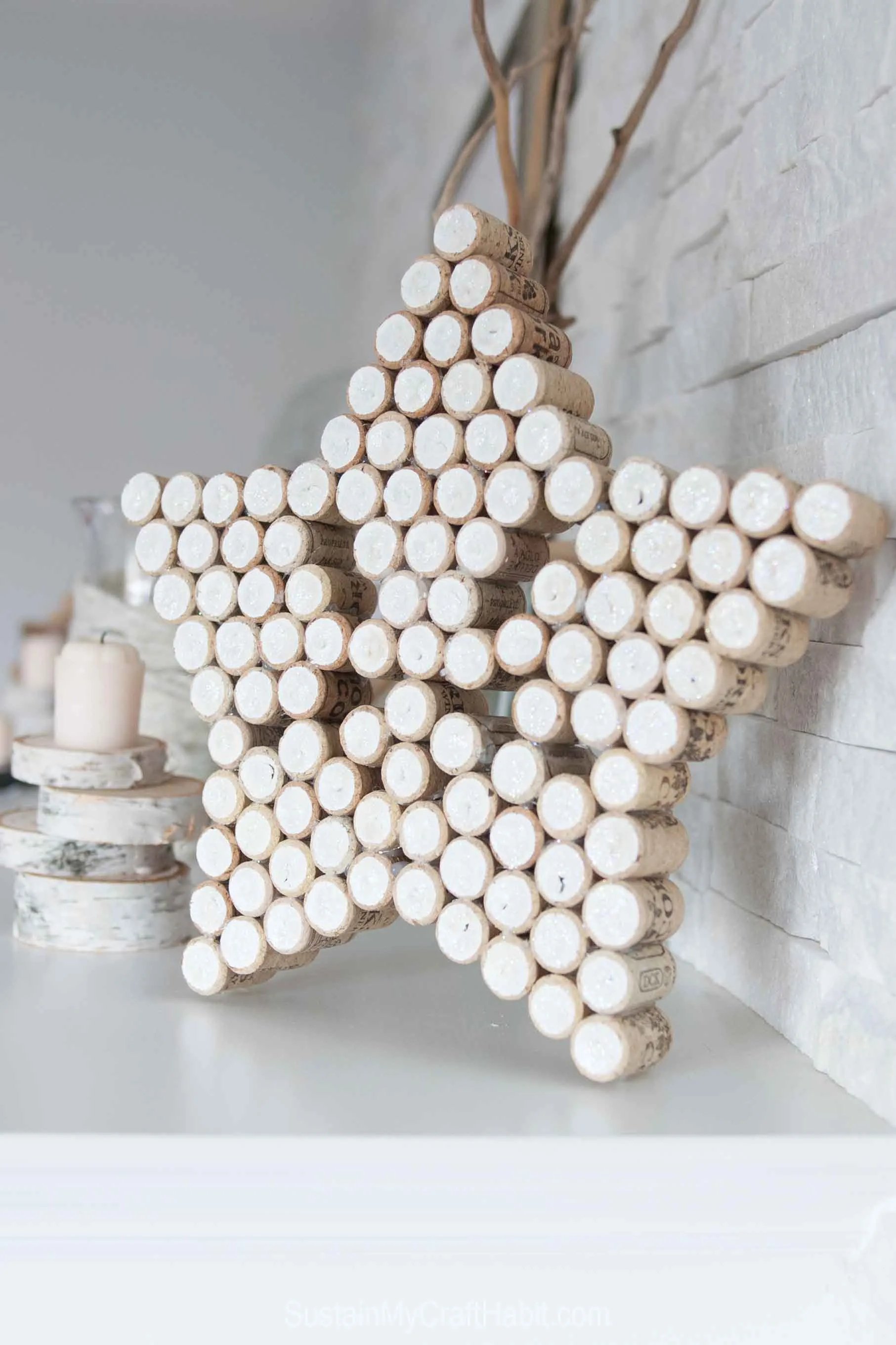 How to make a star with wine corks. Add a little paint and glitter for a beautiful Christmas or year-round decor idea!