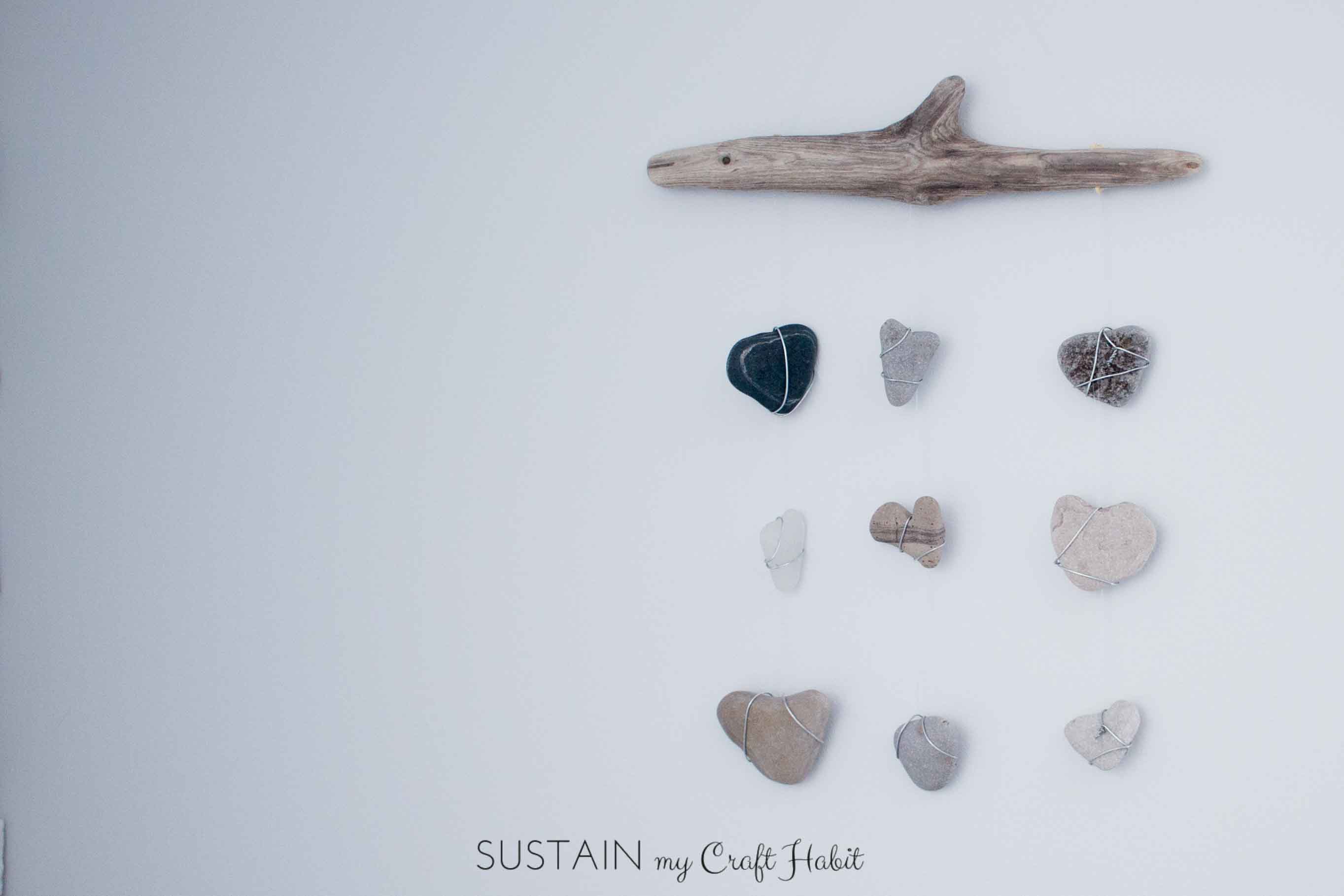 DIY nautical decor. Rustic wall hanging with driftwood, beach stones and seaglass. Video tutorial included!