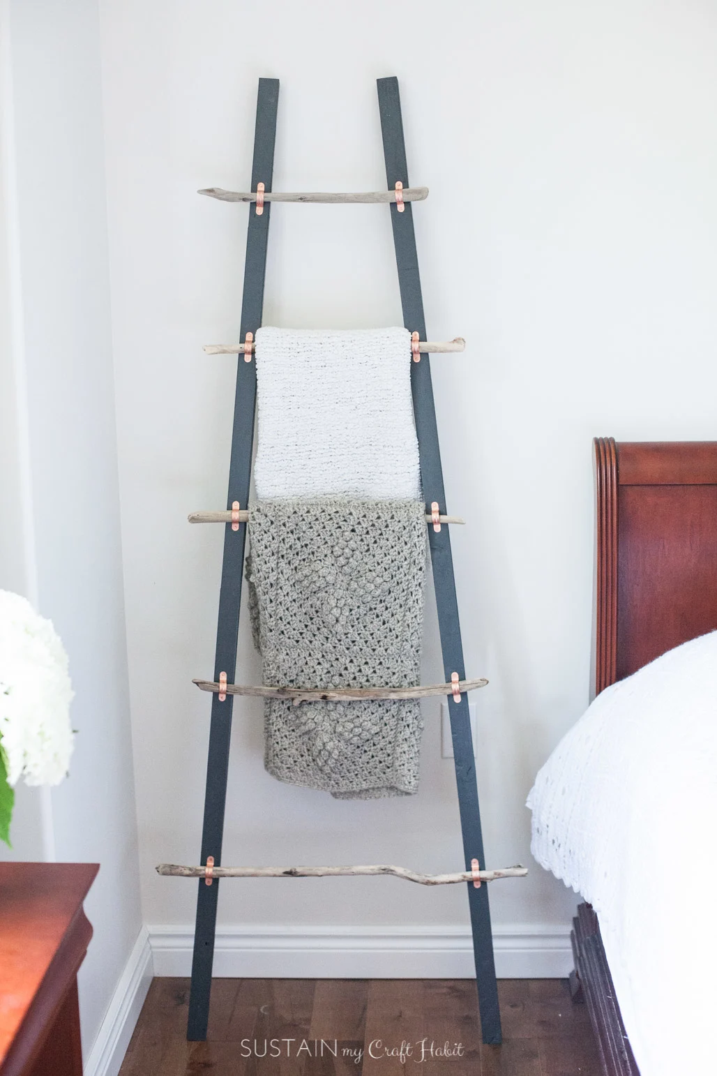 DIY driftwood blanket ladder plus over a dozen crafts you can make with drift wood collected on the beach!