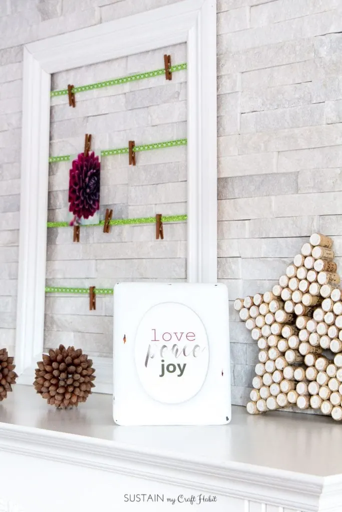 Simple DIY photo display | Easy DIY Christmas card display frame | Scrap wood note card display