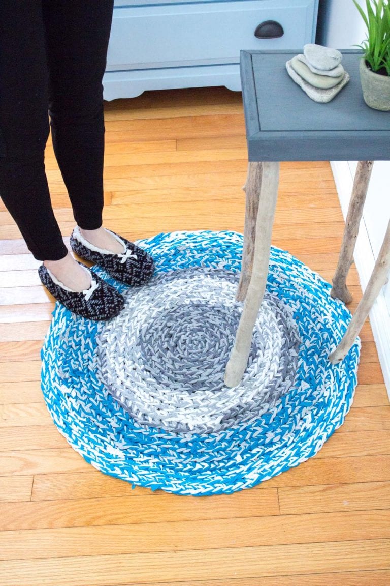 Learn how to crochet a large circular rug without any hooks using upcycled t-shirts!