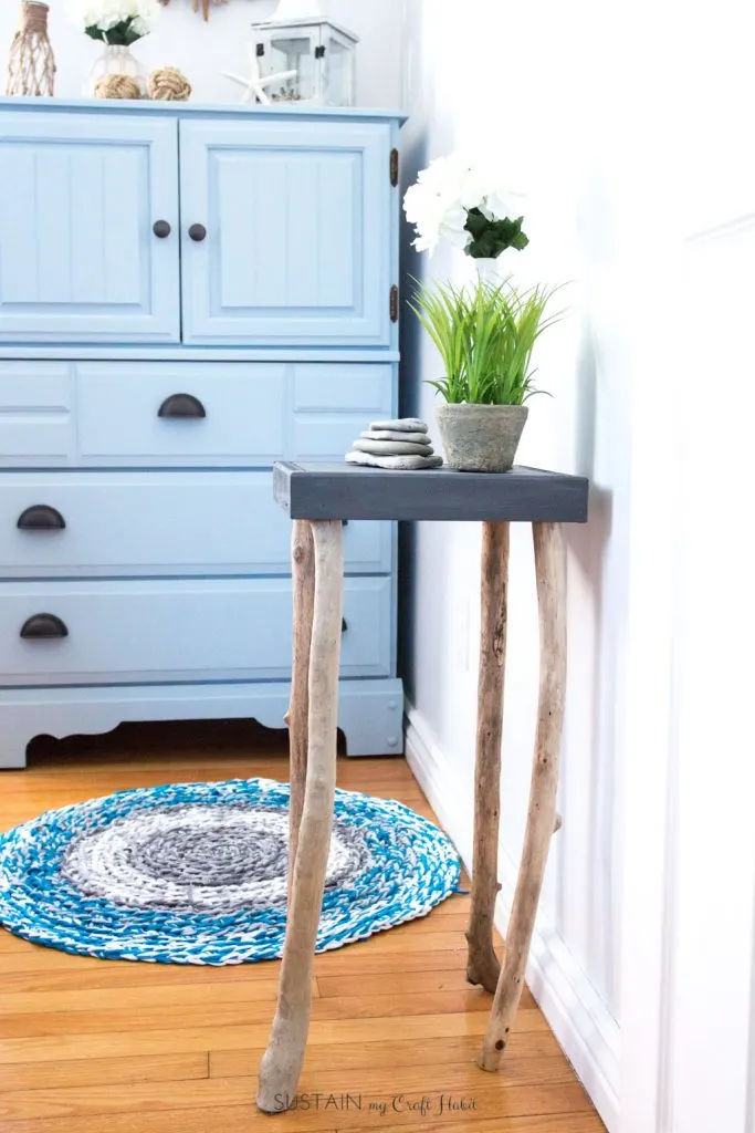 How to make a nightstand with driftwood legs plus over a dozen other driftwood craft ideas!
