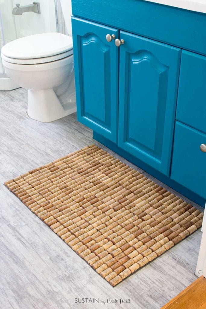 DIY wine cork bath mat. Fun upcycling project for the bathroom or kitchen.