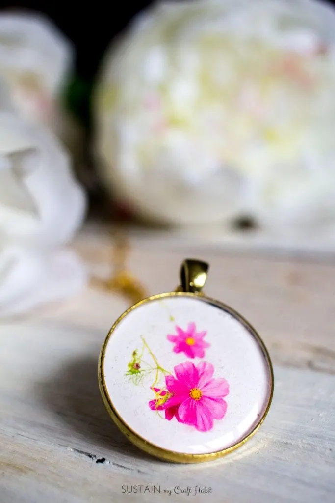 Learn how to make resin jewelry with this step-by-step tutorial. Use it to make one-of-a-kind birth month flower pendants. Great handmade gift idea for her!