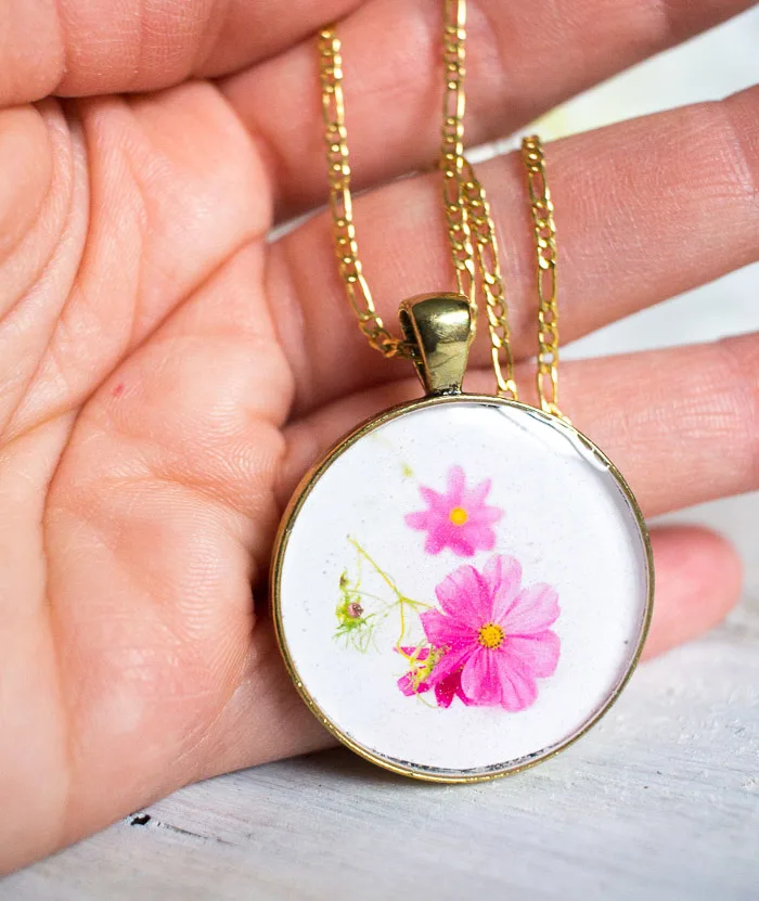 DIY Birth Month flower resin jewelry | Mother's Day gift idea resin pendant #resincrafts #resinjewelry