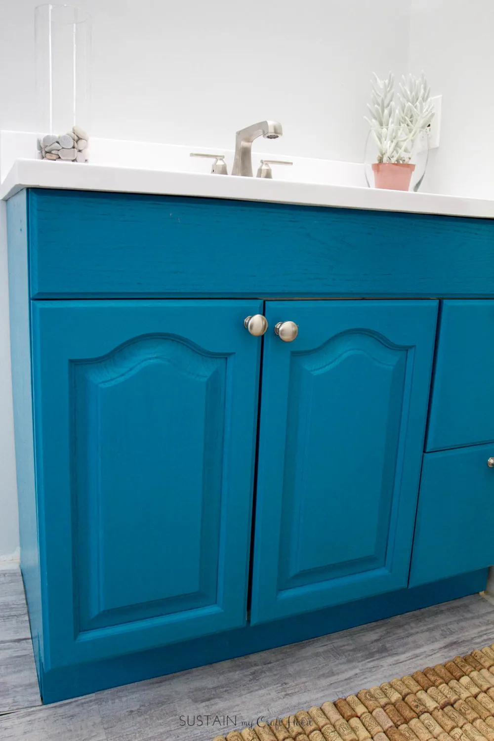 Step by step tutorial to give a coastal vibe to your old bathroom vanity.