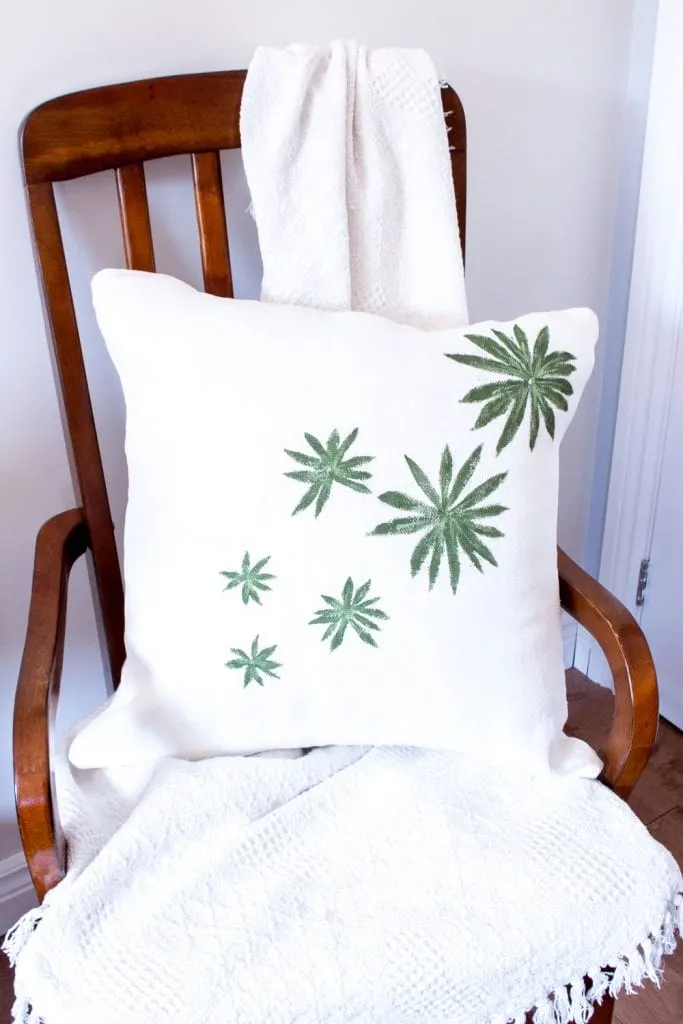 DIY throw pillow covers made with leaves from your garden. Full tutorial for this simple craft home decor idea included.