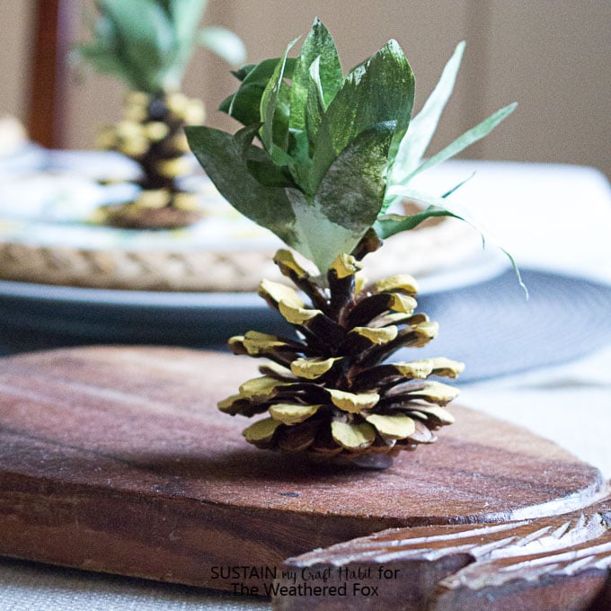 How adorable is this pineapple party idea? An easy DIY pine cone pineapple napkin weight. A pine cone craft you have to try!