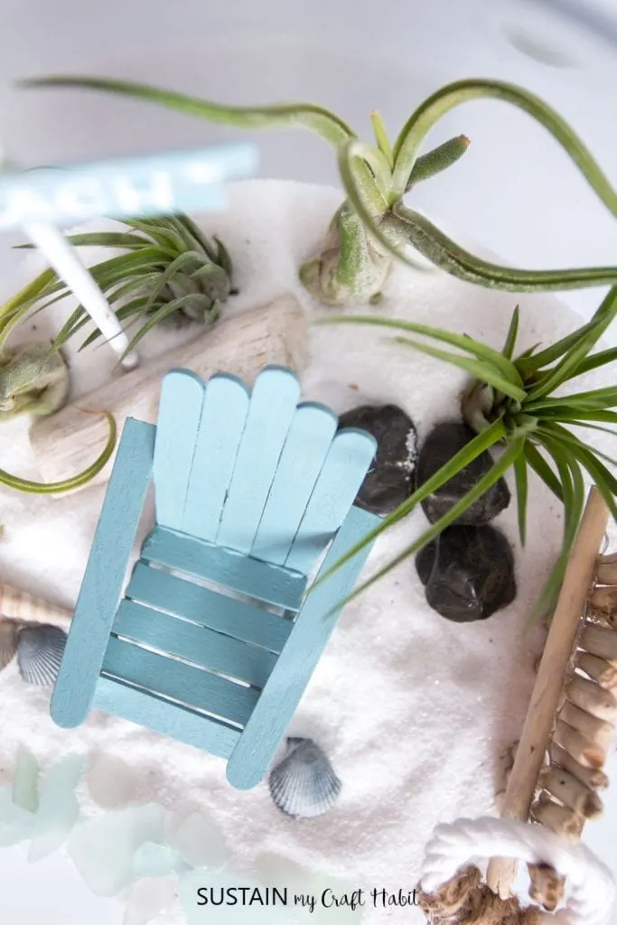 Air plants, sand and itty-bitty furniture? We just couldn’t resist making this beach-inspired mini garden terrarium for the summer.
