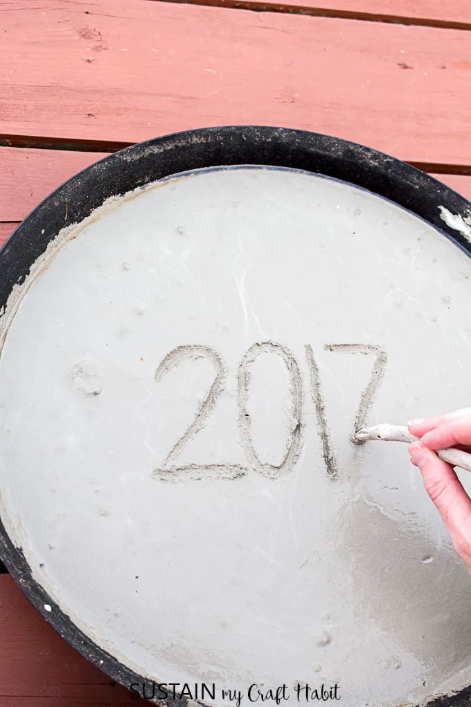 making a diy stepping stone