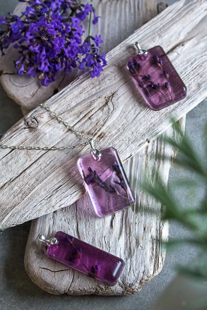 How to make resin jewelry. Step-by-step tutorial on how to make lavender flower resin pendants. Great gift idea for jewellery lovers!