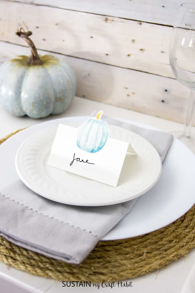 Free printable Thanksgiving place cards | Thanksgiving name cards | Watercolor pumpkins | #art #freeprintable #printable #Thanksgivingart #Thanksgivingtablescape #Thanksgivingideas #falldecor #watercolor #watercolour