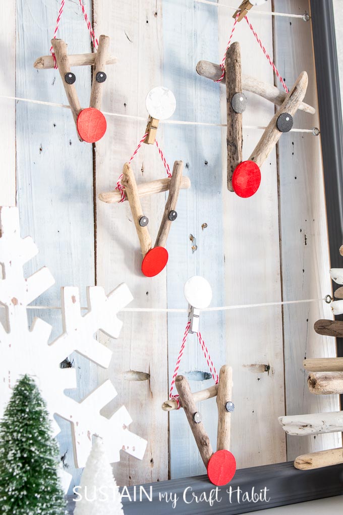 The cutest reindeer crafts you've seen! Driftwood reindeer ornaments! Plus other creative Christmas craft ideas. #driftwoodcrafts #rusticdecor #Christmascrafts #reindeer