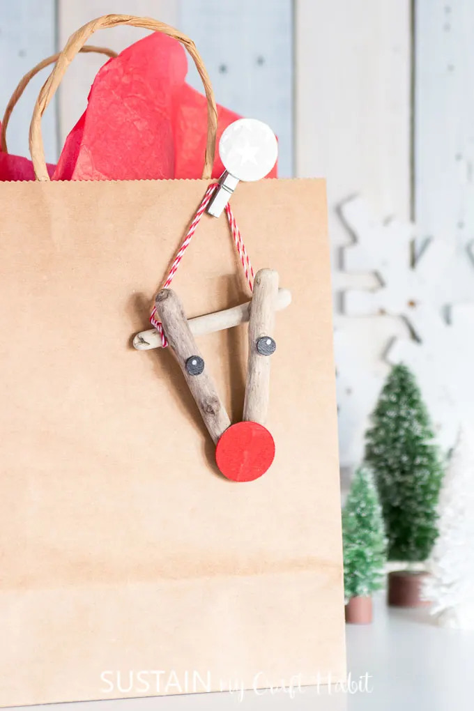 Adorable DIY reindeer crafts made with driftwood. Reindeer Christmas ornaments or gift tags. #handmadegiftidea #Christmasgift #rusticChristmas #coastalChristmas #driftwoodcrafts