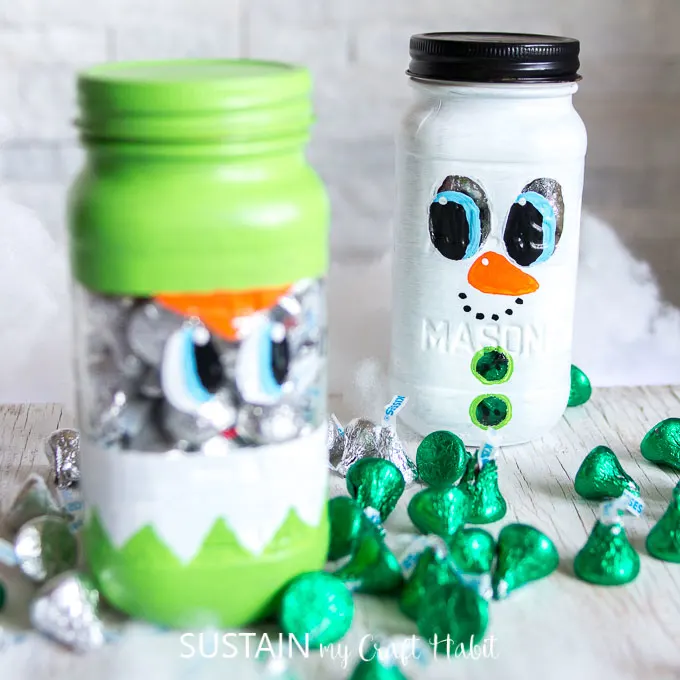 Adorable Christmas mason jars gift ideas . Handmade Secret Santa gifts under $10. DIY Mason jar snowman and elf tutorials. #masonjarcrafts