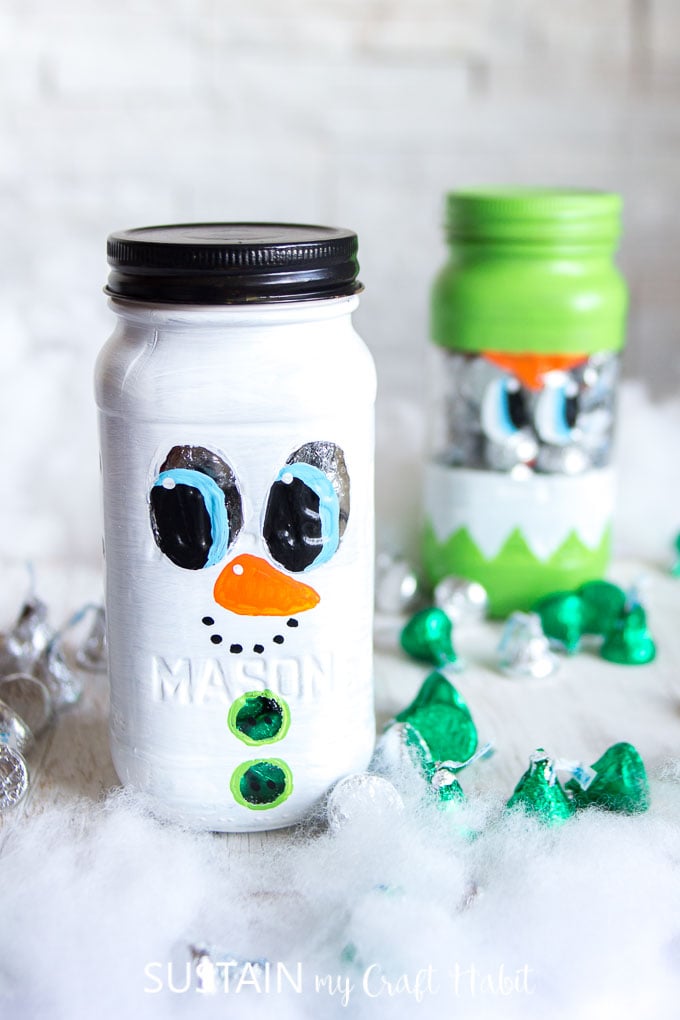 Adorable painted mason jar Christmas gift idea! Christmas mason jars gift ideas. Mason Jar snowman. #stockingstuffer #secretsanta #secretsantagiftidea #christmascrafts #masonjarcrafts