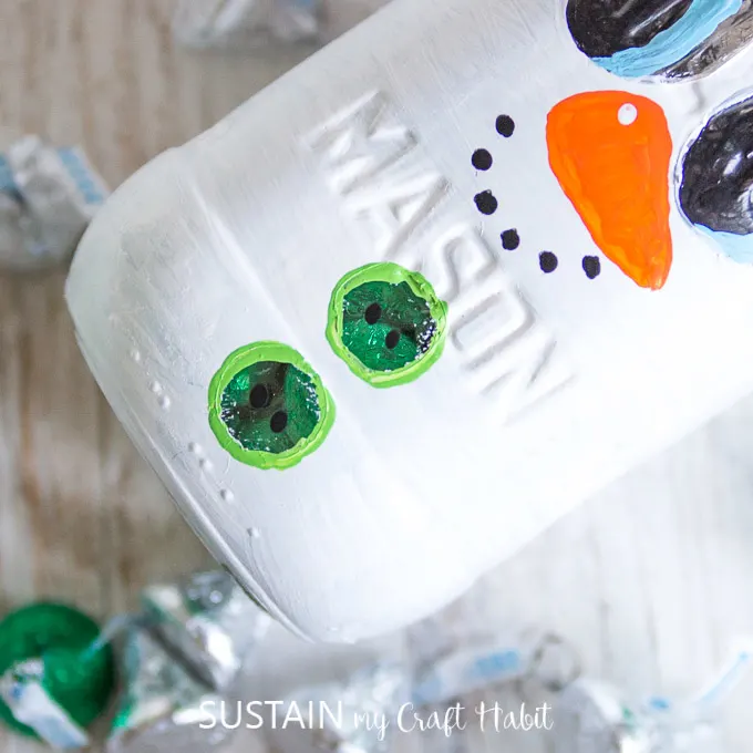 Hershey's kisses in a Mason Jar snowman #stockingstuffer #secretsanta #secretsantagiftidea #christmascrafts #masonjarcrafts