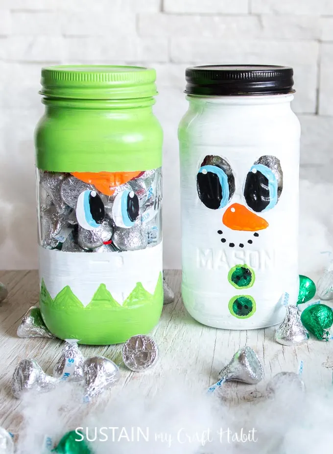 The cutest Christmas Mason jars gift ideas! Painted mason jar crafts. Snowman and Elf Mason Jars tutorial. #stockingstuffer #secretsanta #secretsantagiftidea #christmascrafts #masonjarcrafts