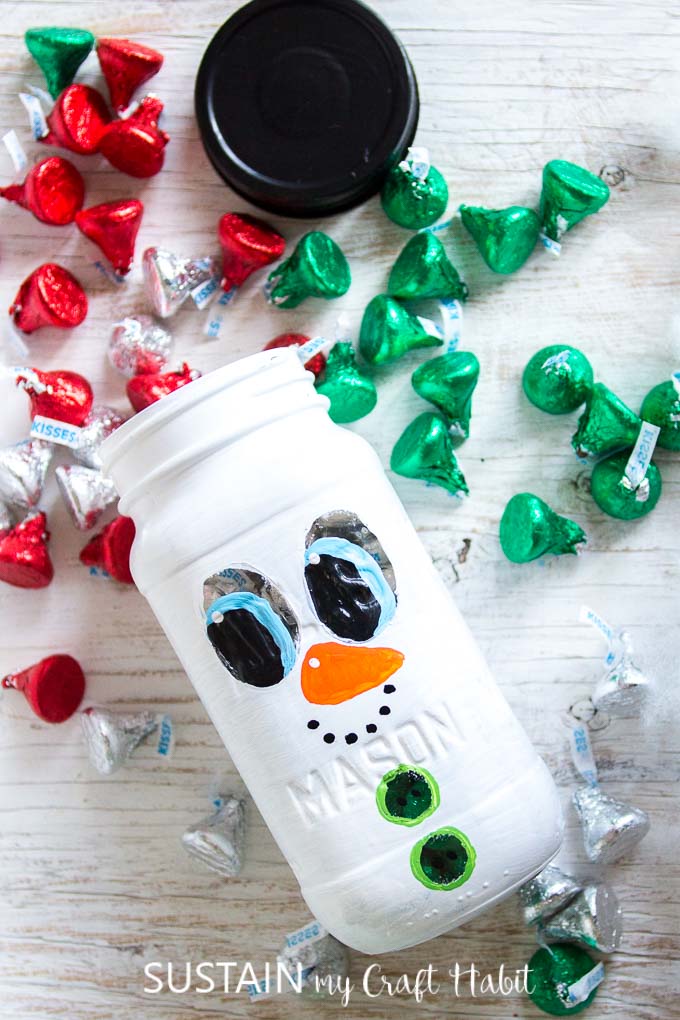 Adorable christmas mason jars gift ideas. Fill this Mason Jar snowman with candies and chocolates. Christmas gift idea for teachers, coworkers, kids. #stockingstuffer #secretsanta #secretsantagiftidea #christmascrafts #masonjarcrafts