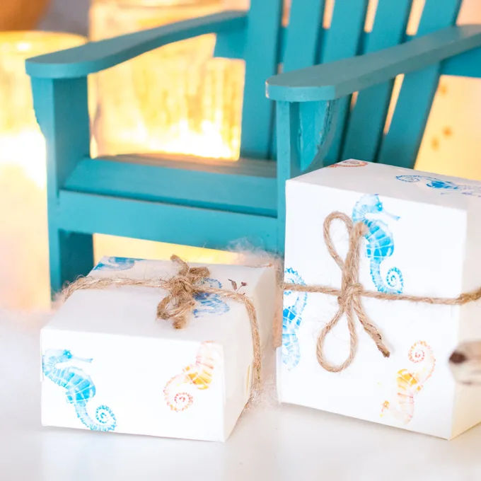 Coastal gift wrap | Seahorse printable gift wrap #CoastalChristmas