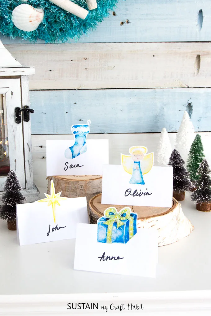 Free Christmas place cards printable | DIY holiday place cards | DIY christmas name cards free printable for table settings #Christmastablescape #Christmasdecor #placecards