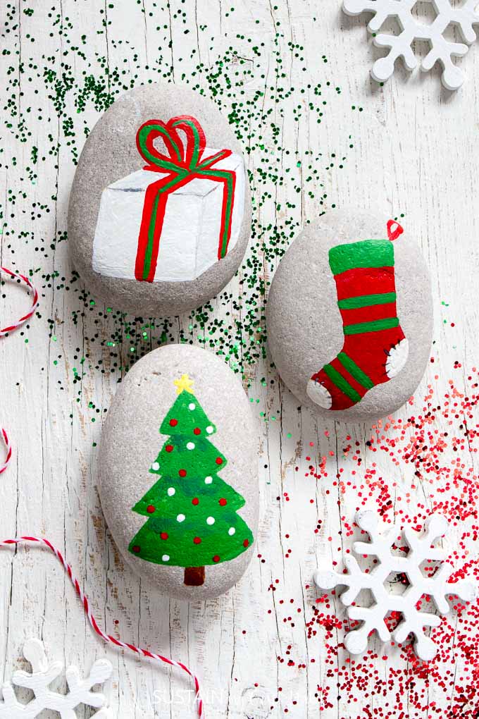 Over a dozen Christmas Rock Painting Ideas! Rock painting Christmas holidays | Canadian bloggers craft hop | #christmascrafts #rockpainting #rusticchristmas | step-by-step DIY rock painting tutorial for beginners | Festive painted beach stones | Tree, stocking, gift