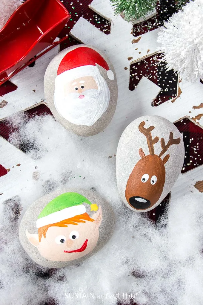 Over a dozen Christmas Rock Painting Ideas! Santa, reindeer, elf | Rock painting Christmas holidays | Canadian bloggers craft hop | #christmascrafts #rockpainting #rusticchristmas | step-by-step DIY rock painting tutorial for beginners | Festive painted beach stones