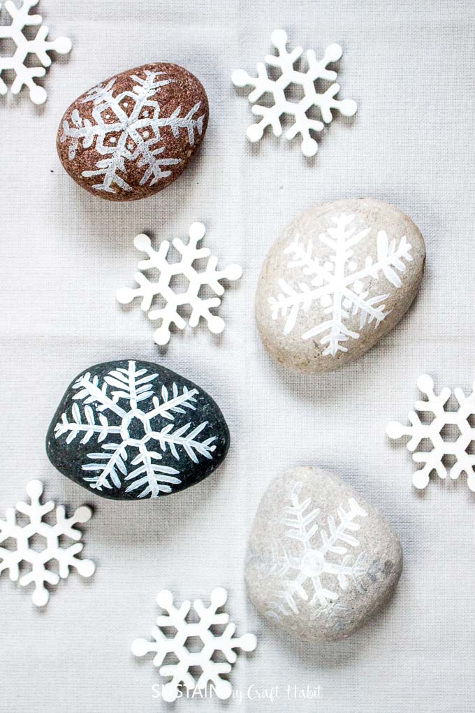 Over a dozen Christmas Rock Painting Ideas! Rock painting Christmas holidays | Canadian bloggers craft hop | #christmascrafts #rockpainting #rusticchristmas | step-by-step DIY rock painting tutorial for beginners | Festive painted beach stones | Easy painted snowflake rocks