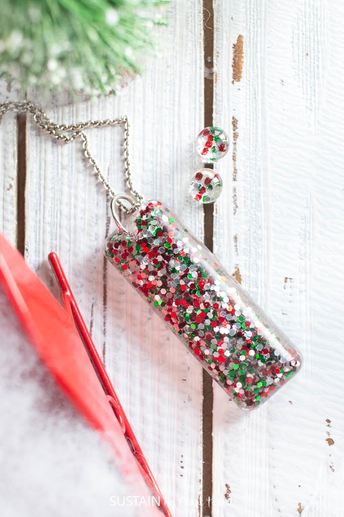 Beautiful handmade Christmas jewelry gift idea! Resin jewelry making ideas | DIY Christmas earrings gift ideas | How to make resin jewellery #resincrafts #resincraftsblog #diyjewelry|