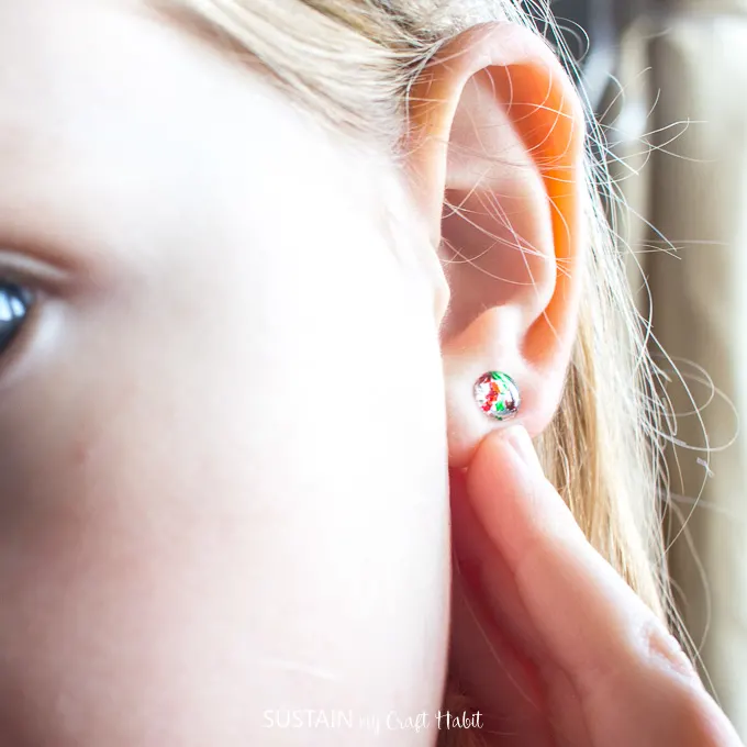 Child's resin jewelry gift idea | DIY resin earring studs tutorial | Christmas earrings and necklaces | DIY holiday jewelry making ideas #resincrafts #resincraftsblog #resinjewelry