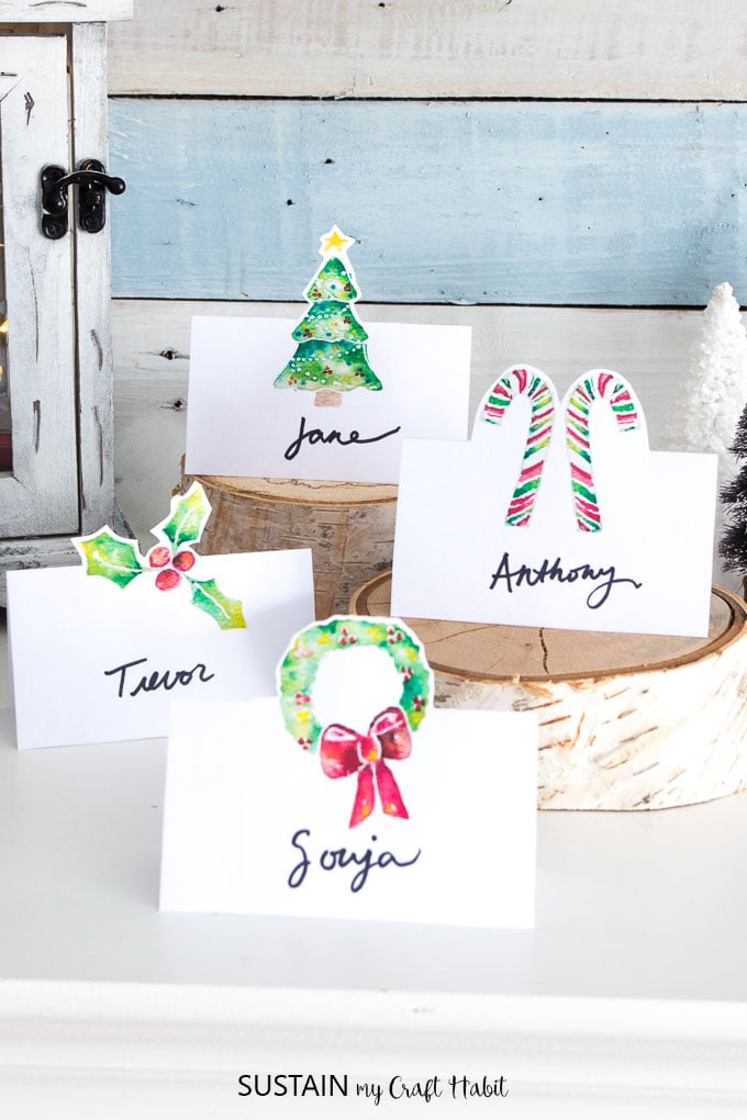 So pretty! Free printable Christmas place cards in red and green.