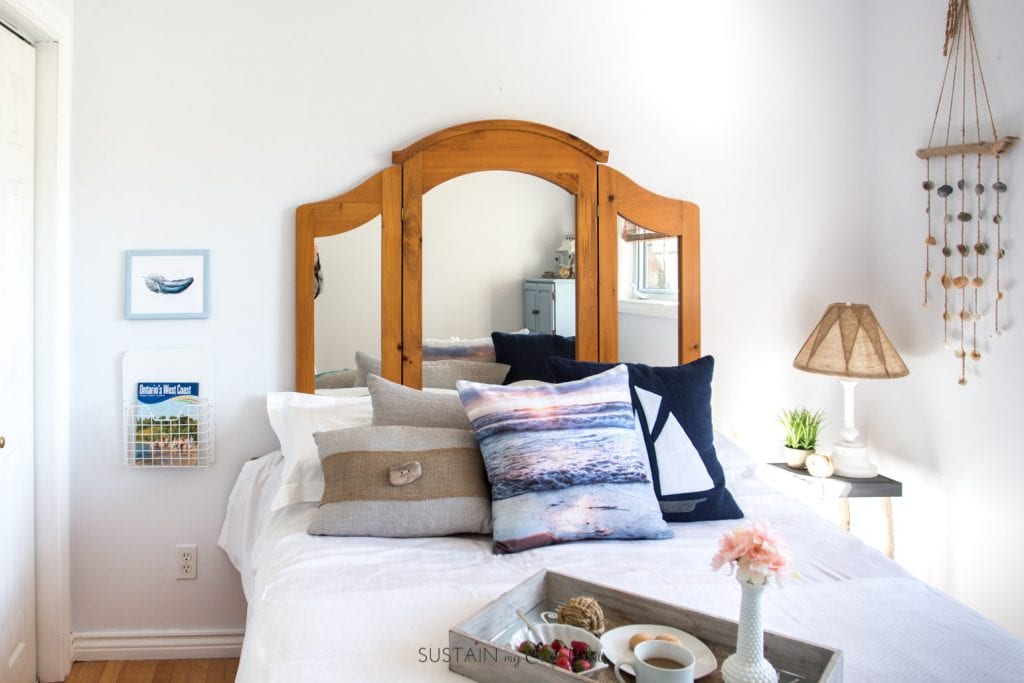 Coastal decor ideas for a cottage bedroom