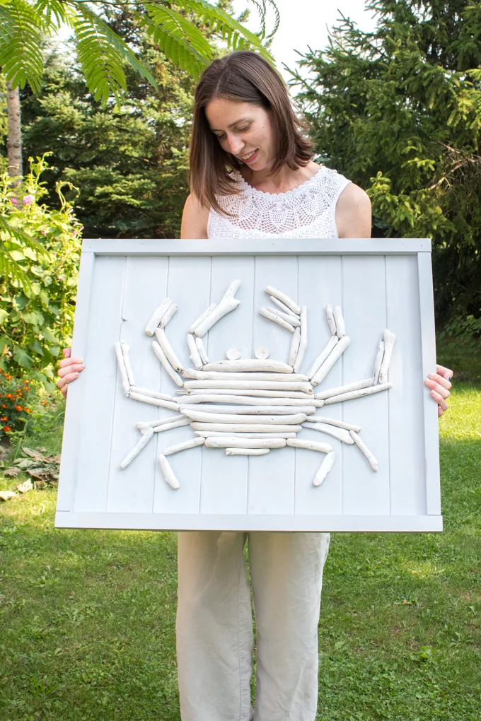 DIY driftwood crab sign as lake house decorating ideas