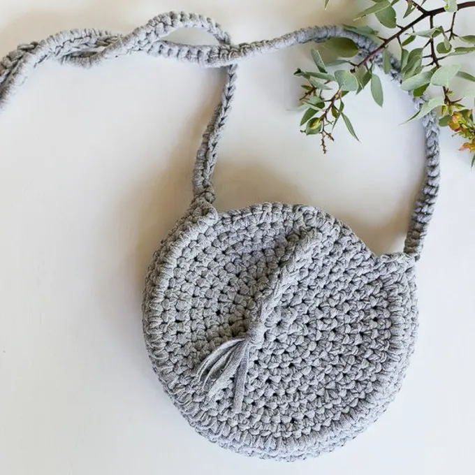 A crocheted handbag made with grey t-shirt yarn