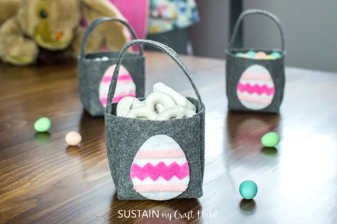 Learn how to make adorable little felt Easter baskets for your Easter gift giving. Includes printable template and step-by-step tutorial for small baskets embellished with an adorable Easter egg design. A no-sew Easter craft idea.