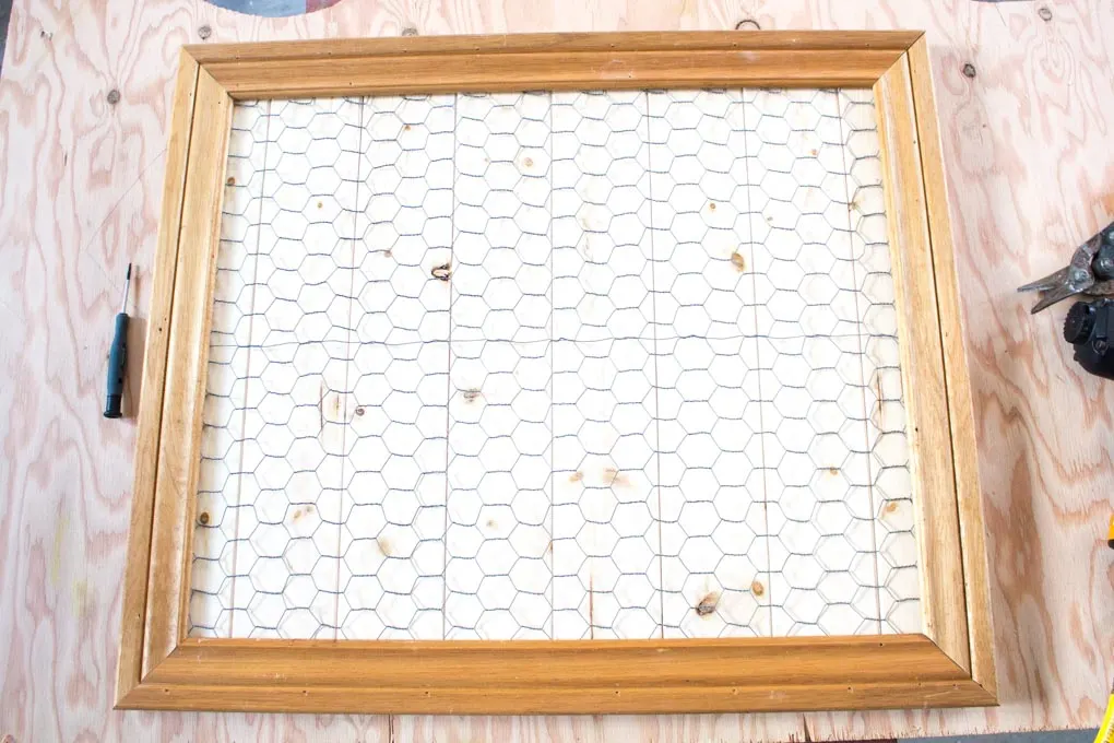 Finished memo board made with wood and chicken wire.