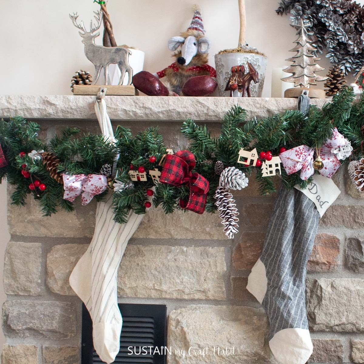 How to Decorate a Plain Garland for Christmas