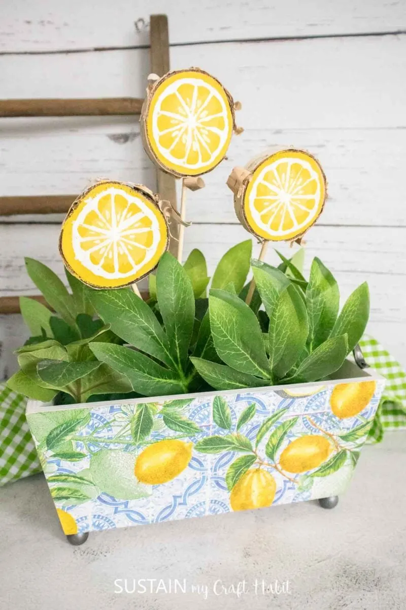 Summer centerpiece with wood slices painted as lemons.