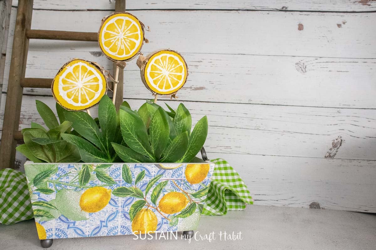 Summer centerpiece with wood slices painted as lemons.