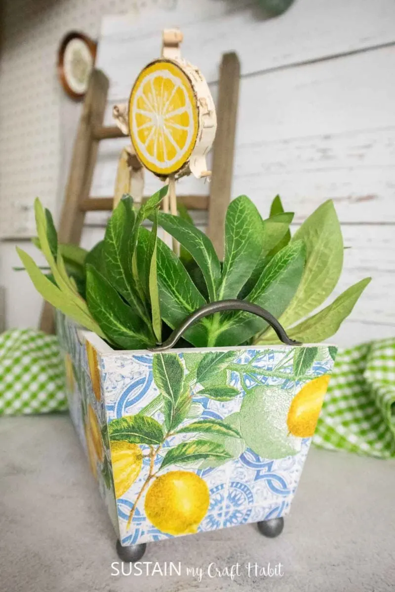 Summer centerpiece with wood slices painted as lemons.