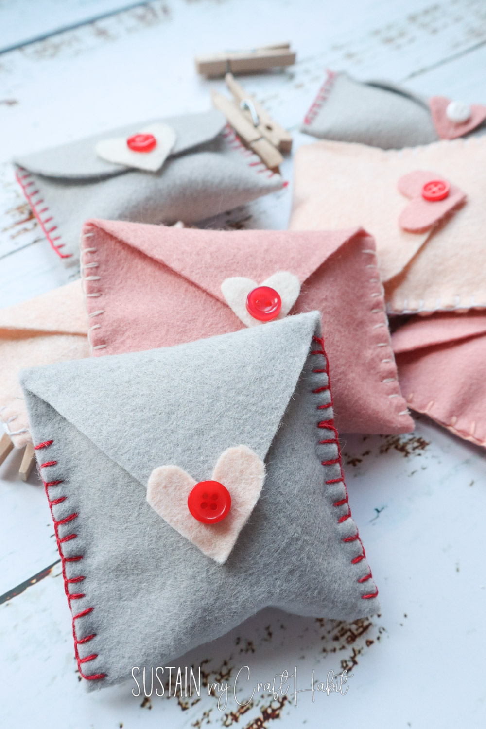 Valentine&rsquo;s Day Felt Envelope Garland