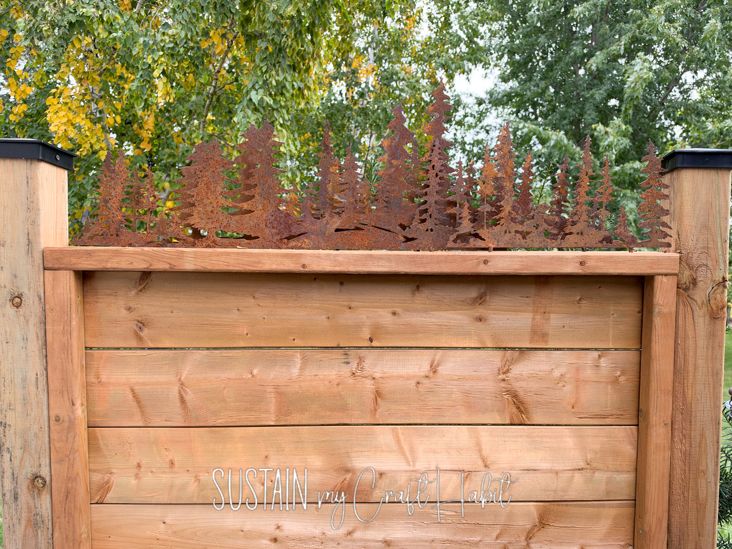 Temporary outdoor privacy wall with decorative top